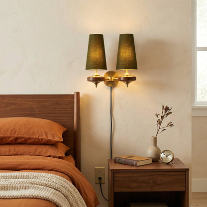 Wandlampe zum Einstecken aus Walnussholz und Messing