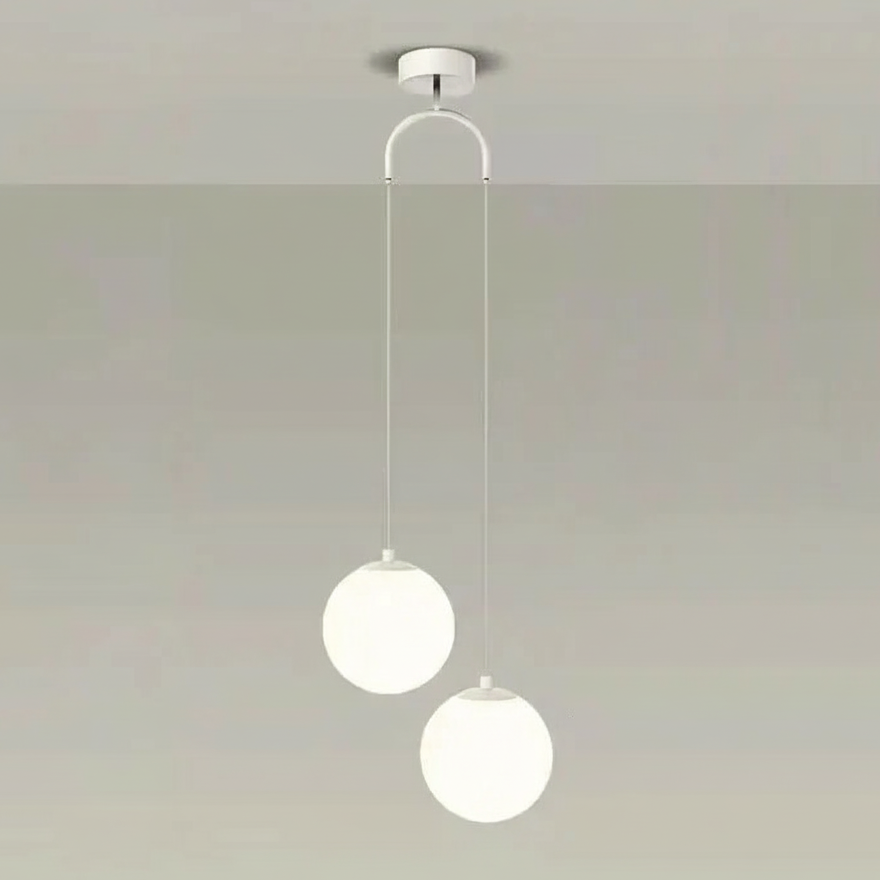 Nordische Pendelleuchte Solvara mit Opalglas-Kugel