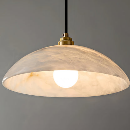 Geschnitzte Alabaster-Pendelleuchte mit Messingkuppel