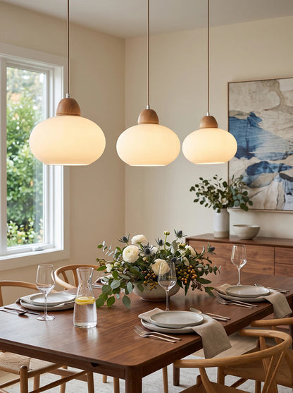 Pendelleuchte aus Milchglas und Holz