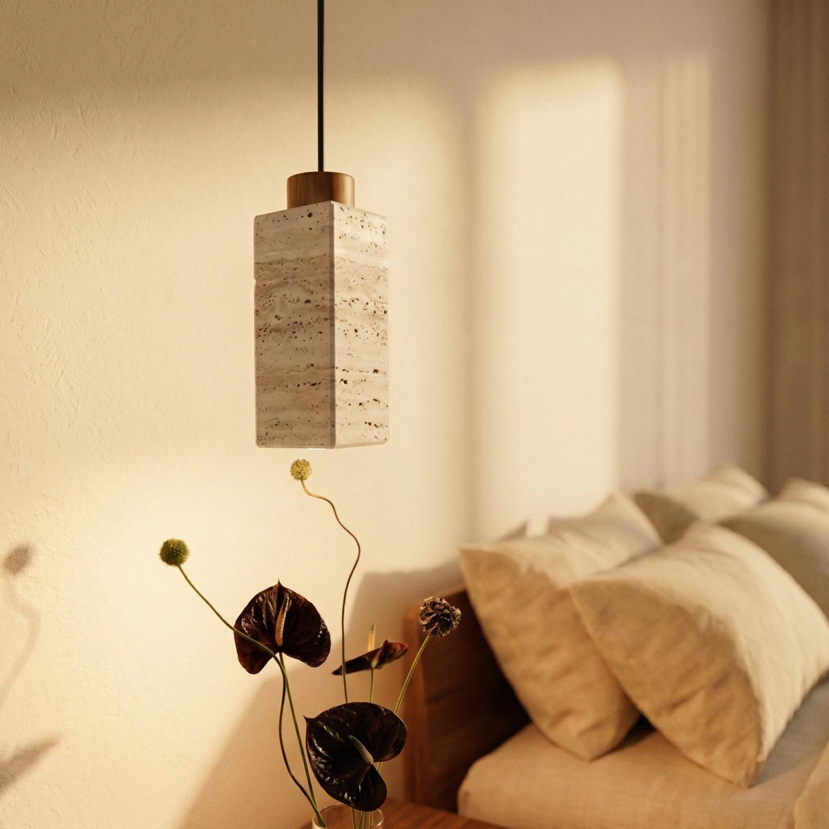 Schlanke Pendelleuchte aus Travertin und Holz