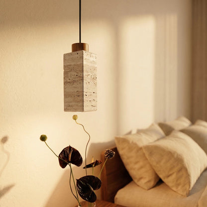 Schlanke Pendelleuchte aus Travertin und Holz