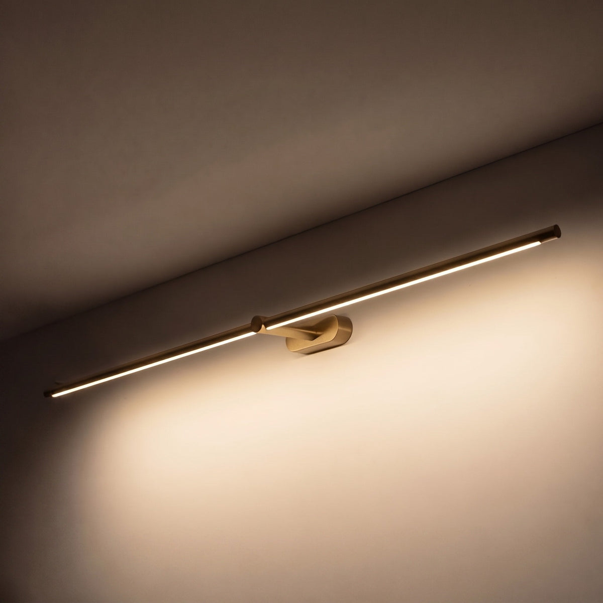 Verstellbare Stab-Wandleuchte für den Schminktisch