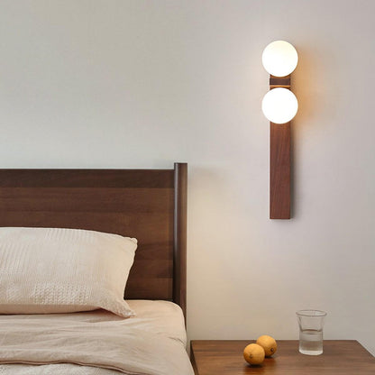Wandlampe aus Holz mit zwei Kugeln