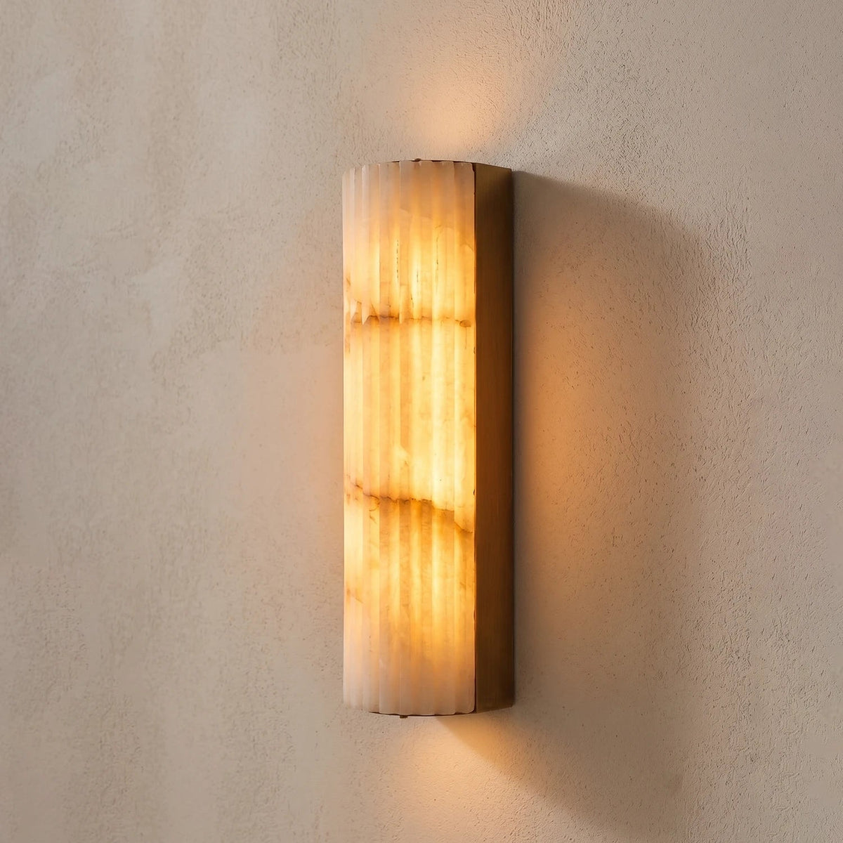 Minimalistische geriffelte Alabaster-Wandleuchte Rivenna