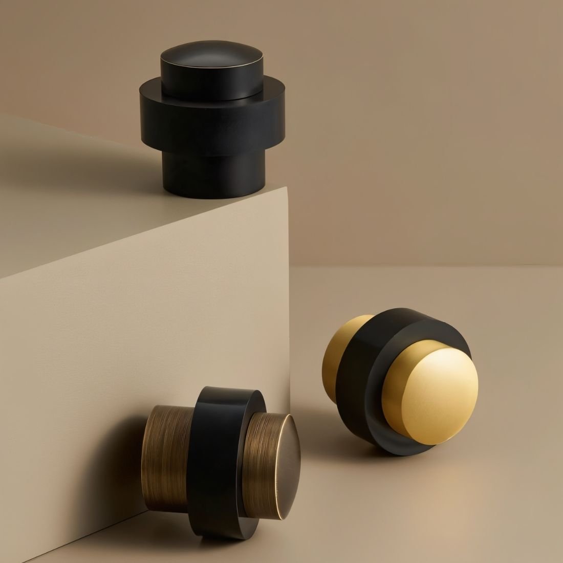 Nelvora minimalistischer Türstopper aus Messing für den Boden