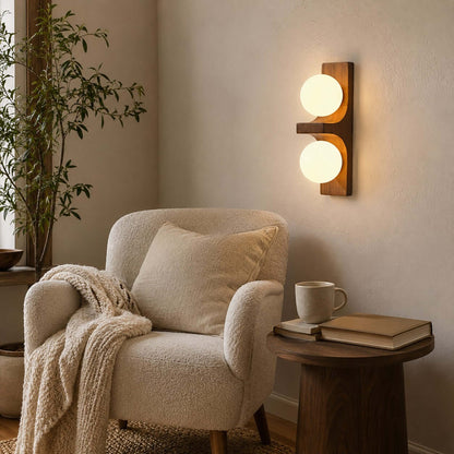 Wandlampe aus Holz mit zwei Kugeln