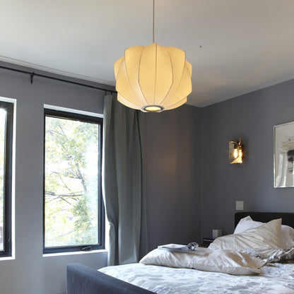 Pendelleuchte aus plissiertem Seidenstoff