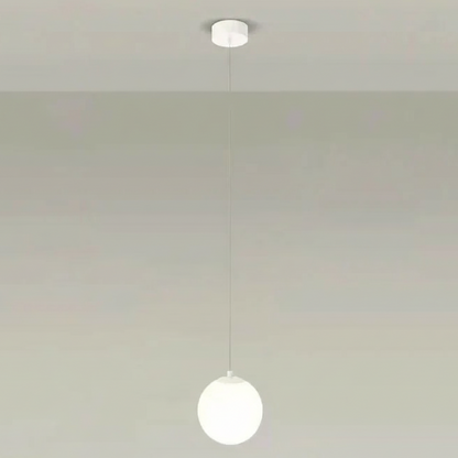 Nordische Pendelleuchte Solvara mit Opalglas-Kugel
