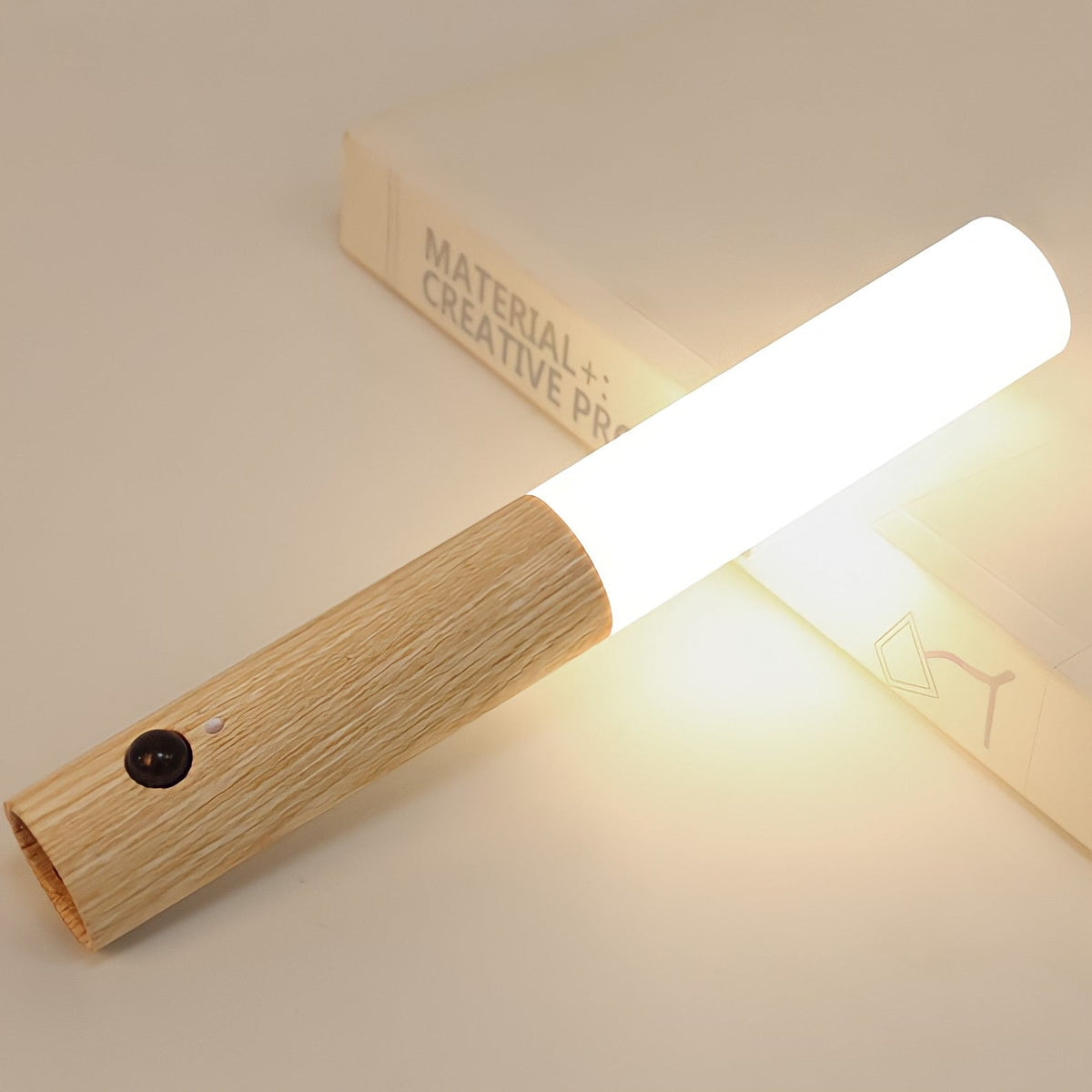 Schlanke kabellose Wandleuchte aus Holz
