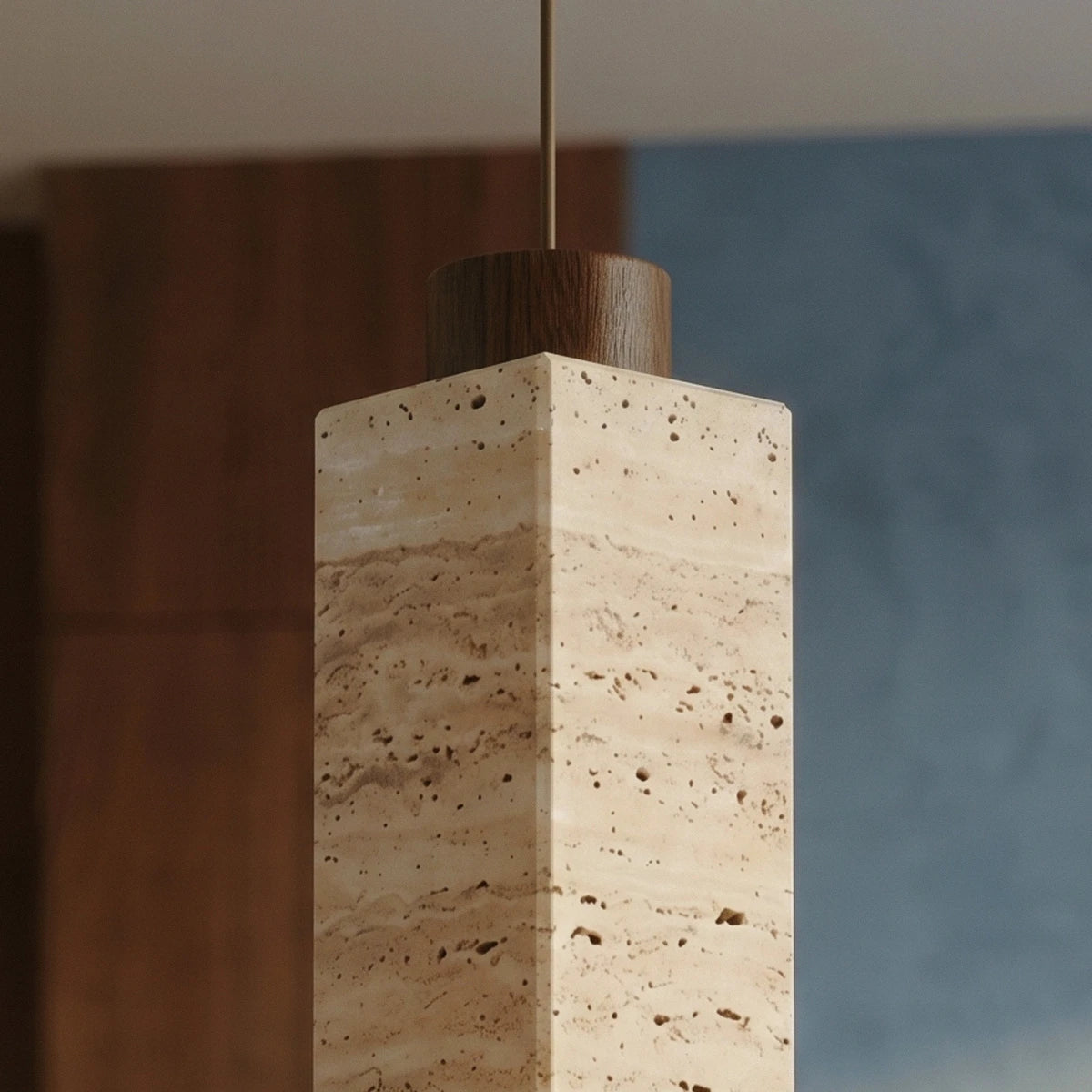Schlanke Pendelleuchte aus Travertin und Holz