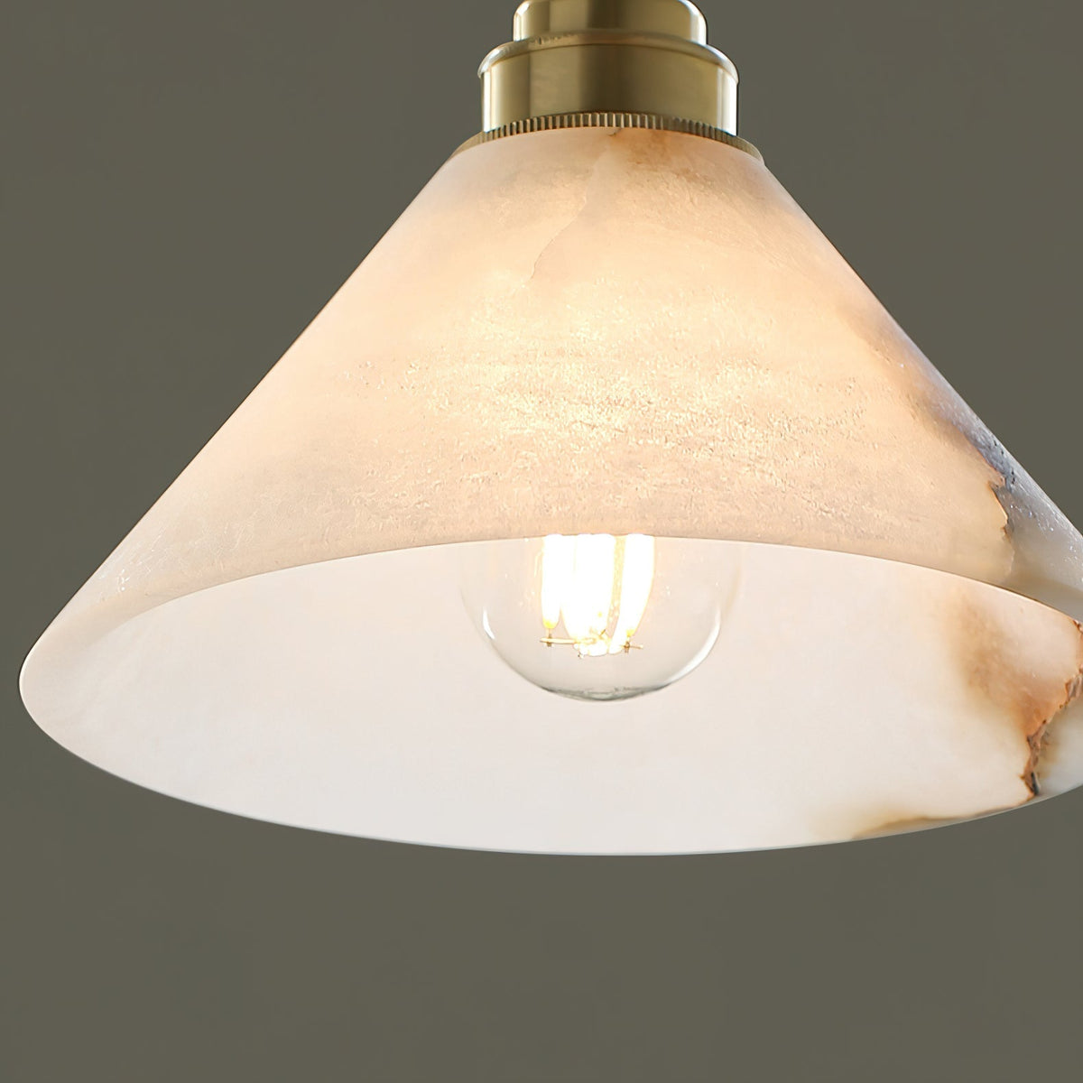 Pendelleuchte mit Alabasterkegel aus Messing