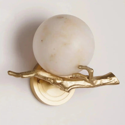 Wandleuchte mit Messingarm und Alabasterglas