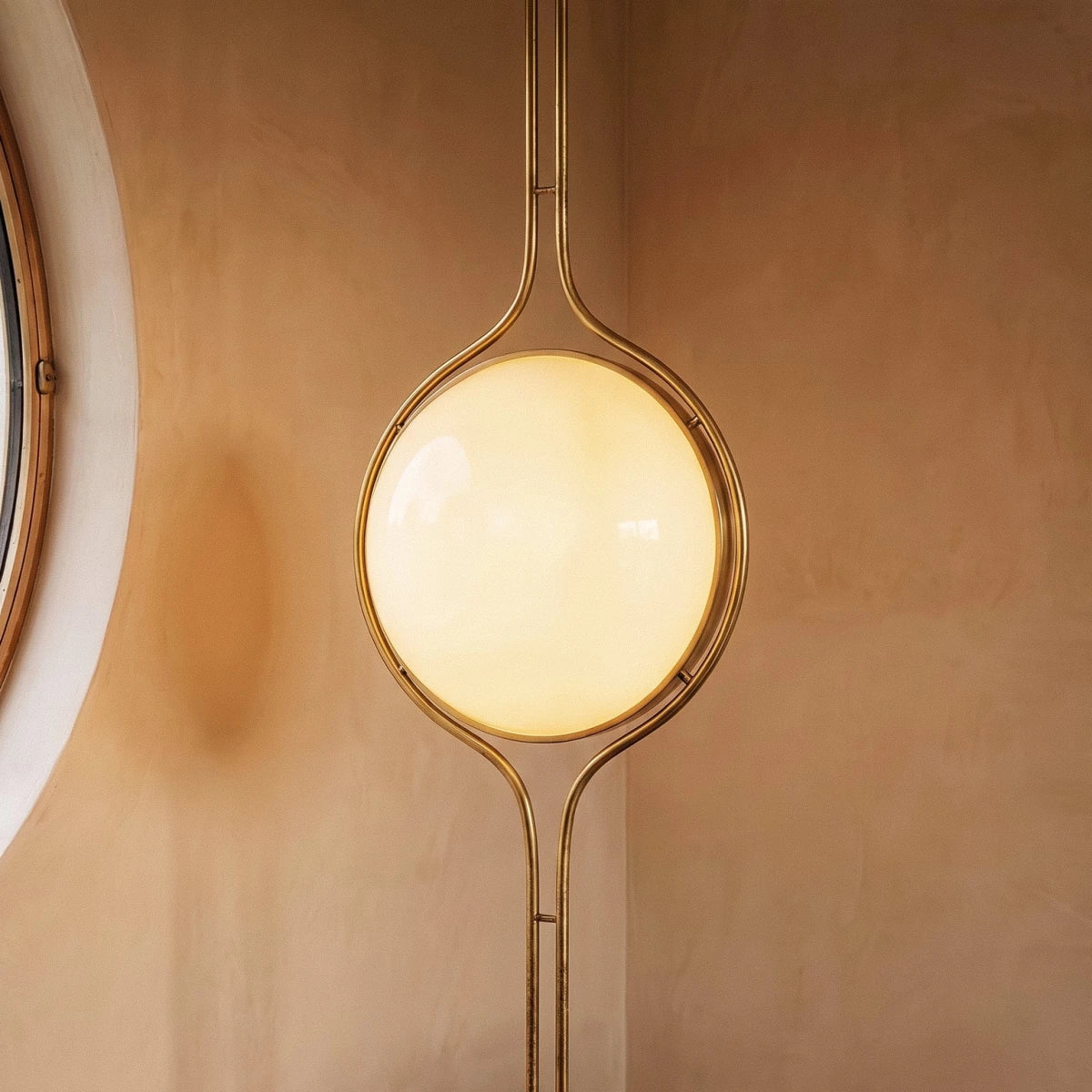 Pelvaro Mid-Century-Metalllampe vom Boden bis zur Decke