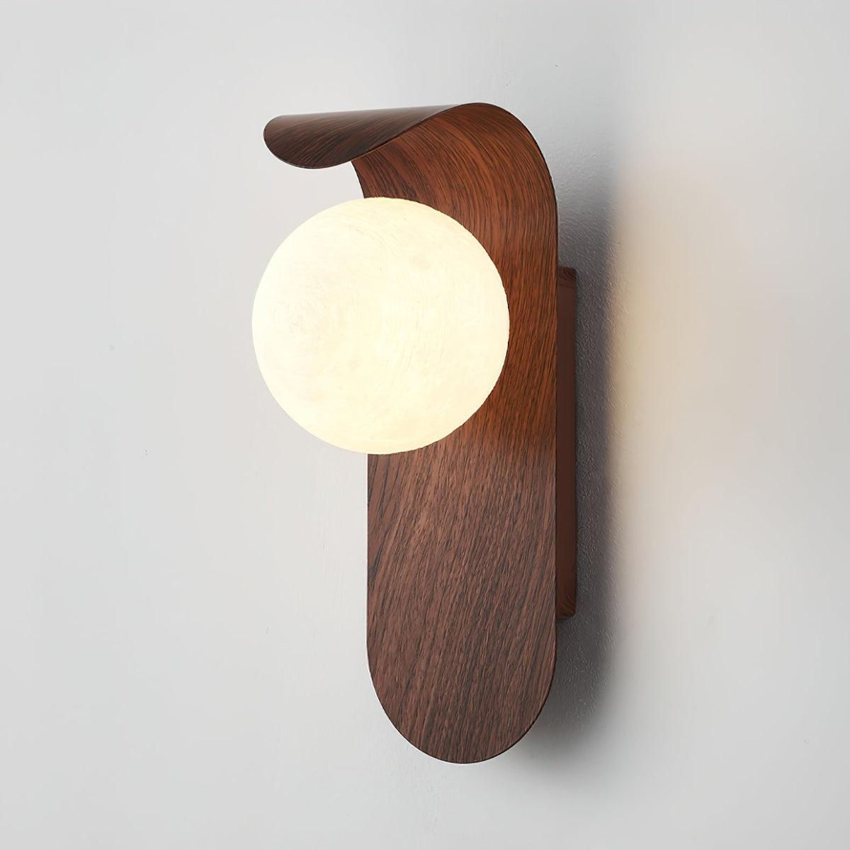 Minimalistische Velmara-Holz-Wandleuchte in Globusform