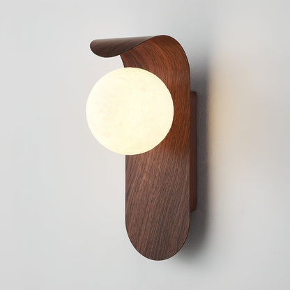 Minimalistische Velmara-Holz-Wandleuchte in Globusform