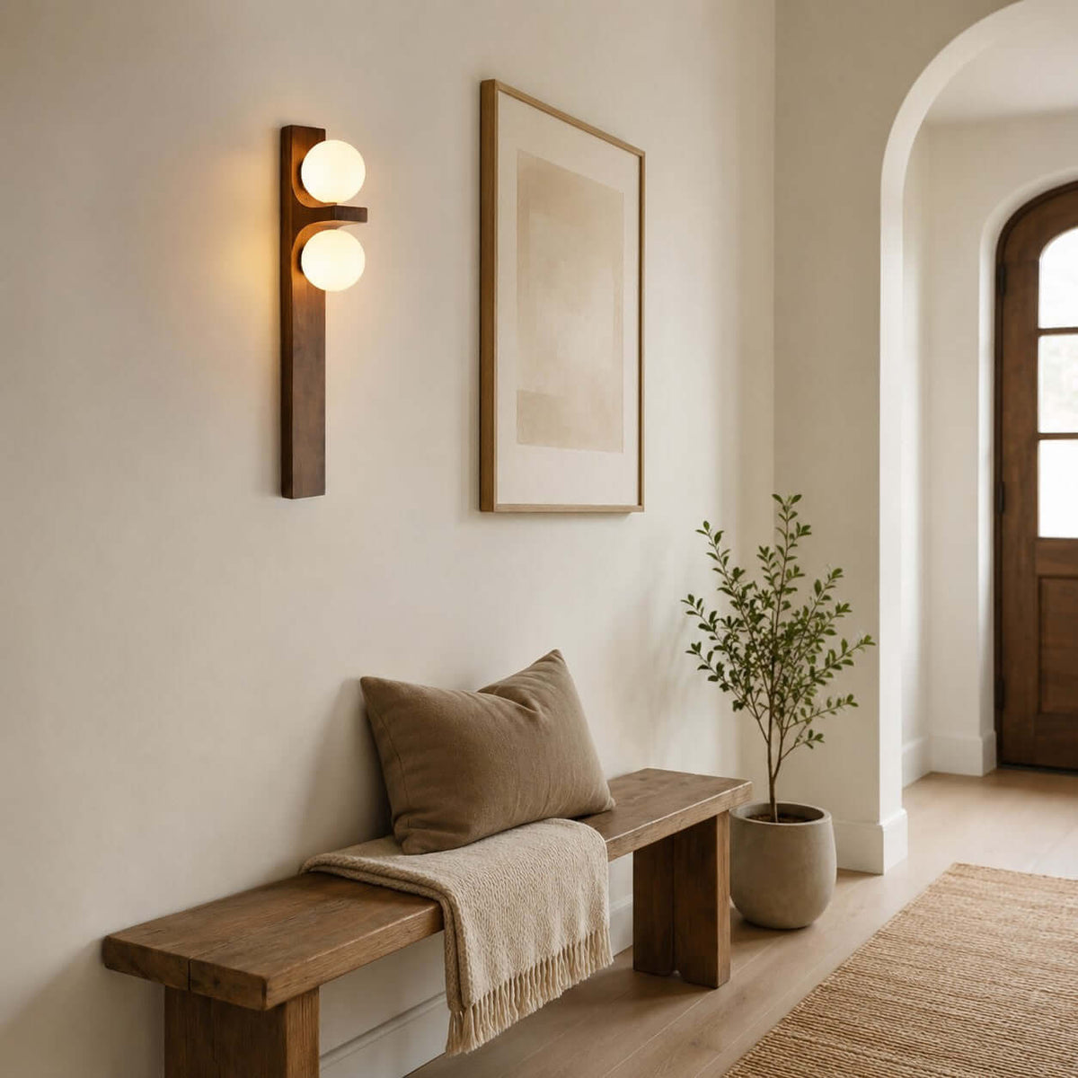 Wandlampe aus Holz mit zwei Kugeln