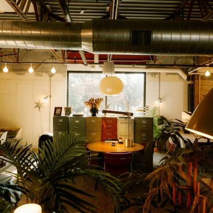 Pravena Mid-Century-Messing-Tischlampe