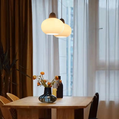 Pendelleuchte aus Milchglas und Holz