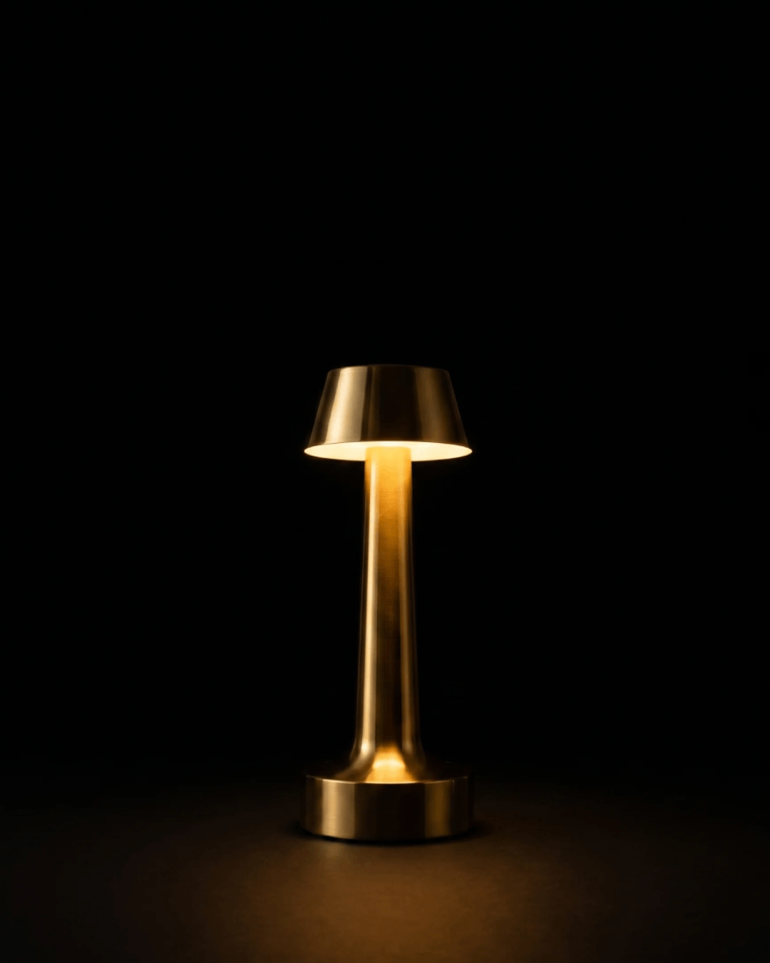 Konische kabellose Tischlampe aus Messing