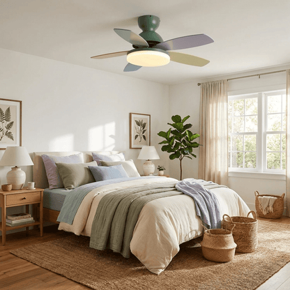 Deckenventilator mit blütenförmigen Holzflügeln