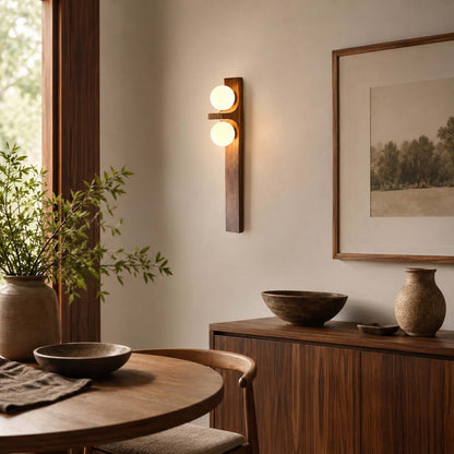 Wandlampe aus Holz mit zwei Kugeln