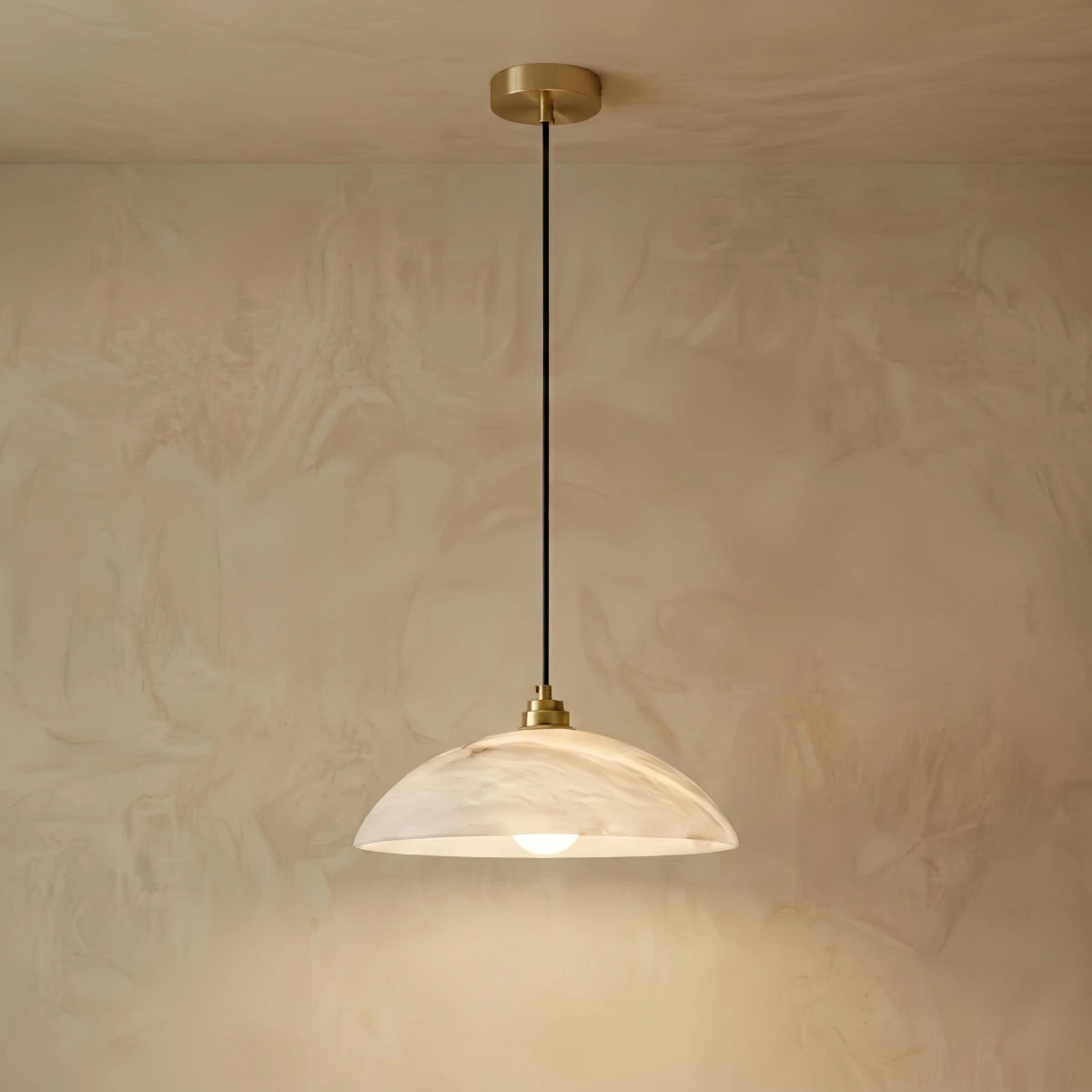 Geschnitzte Alabaster-Pendelleuchte mit Messingkuppel