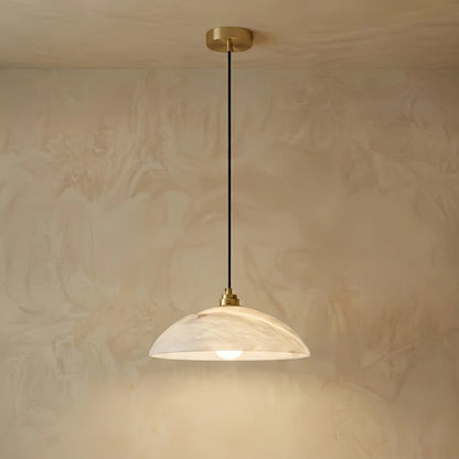 Geschnitzte Alabaster-Pendelleuchte mit Messingkuppel