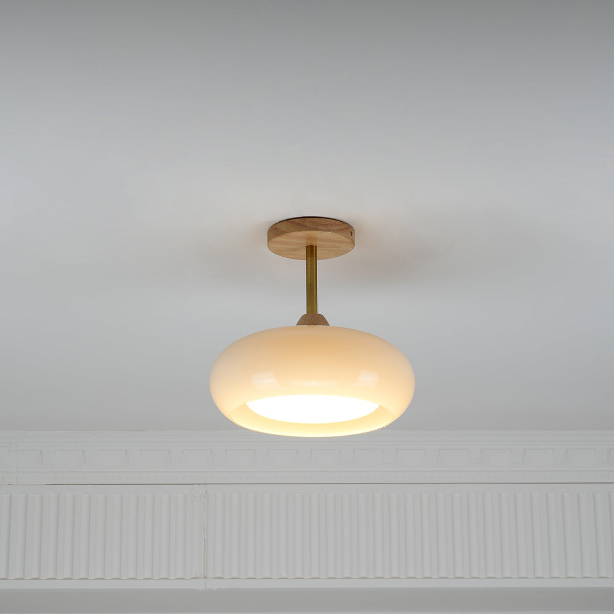 Ovale Deckenleuchte aus Glas und Holz