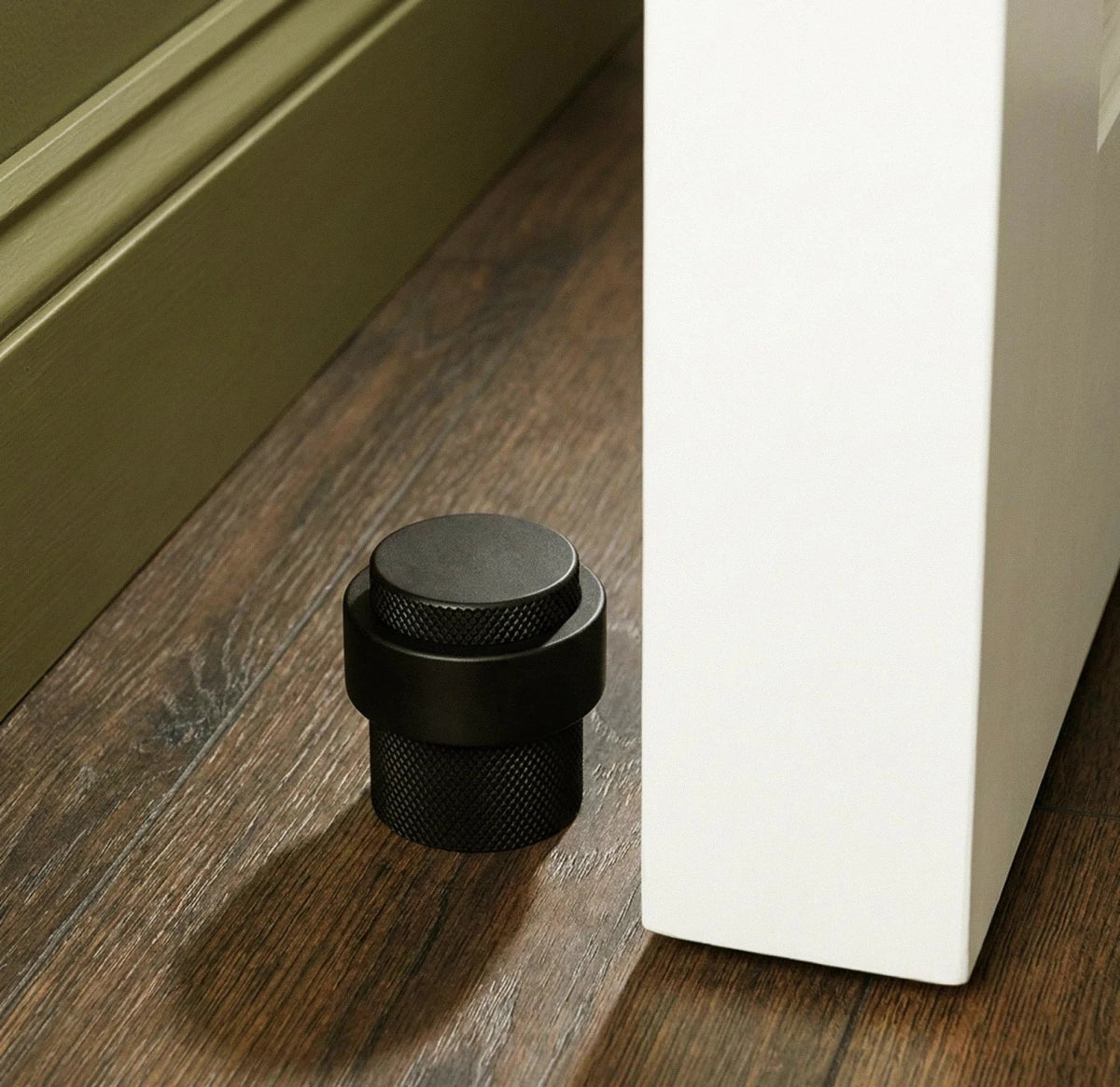 Nelvora minimalistischer Türstopper aus Messing für den Boden
