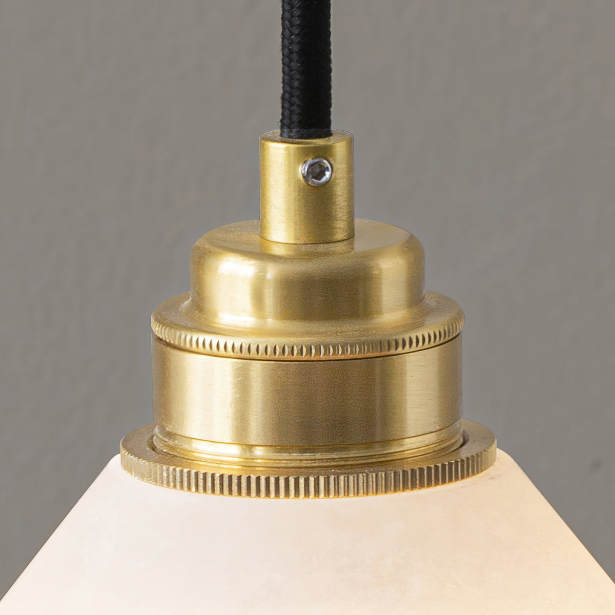 Pendelleuchte mit Alabasterkegel aus Messing