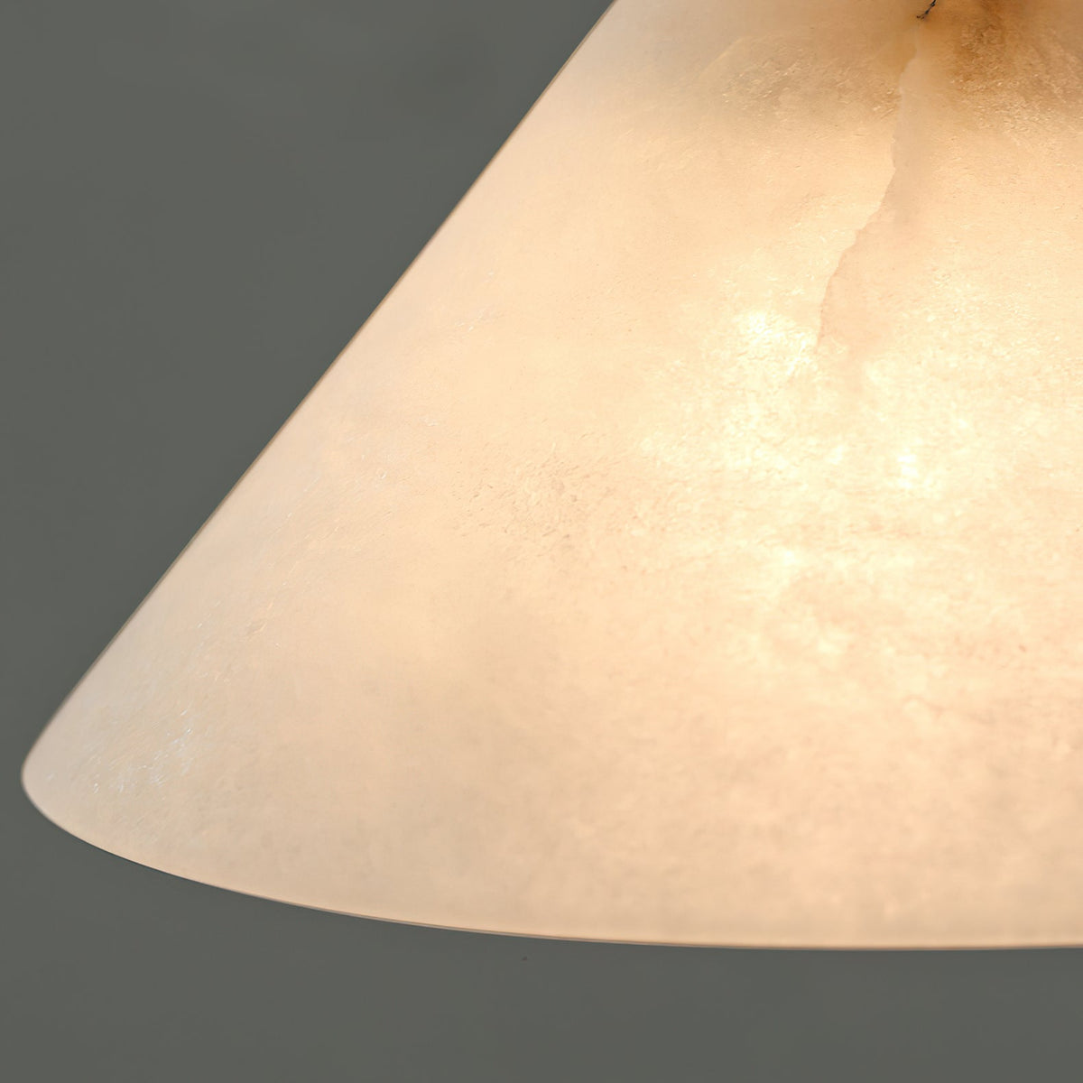 Pendelleuchte mit Alabasterkegel aus Messing