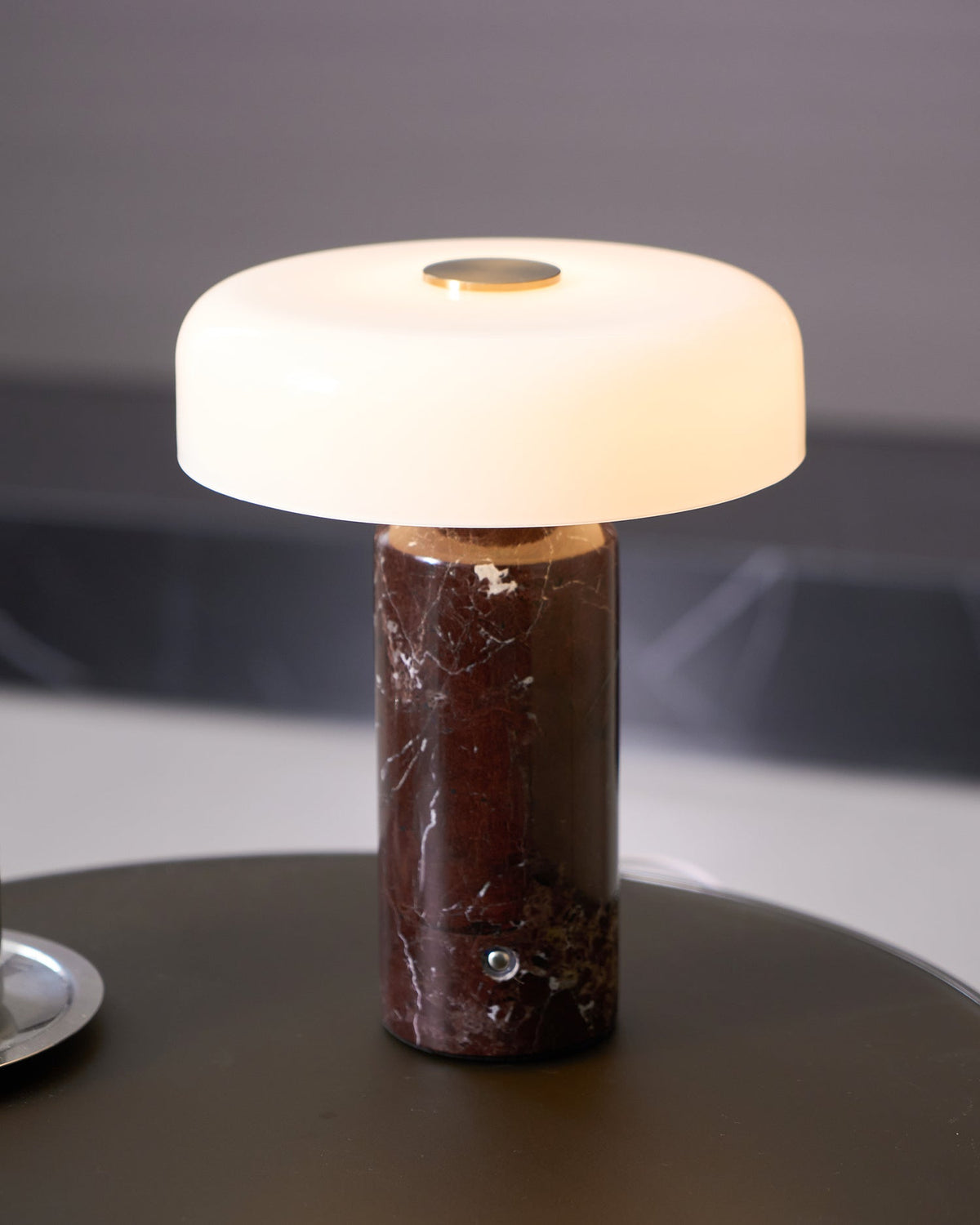 Vestara Art-déco-Marmor-Tischlampe