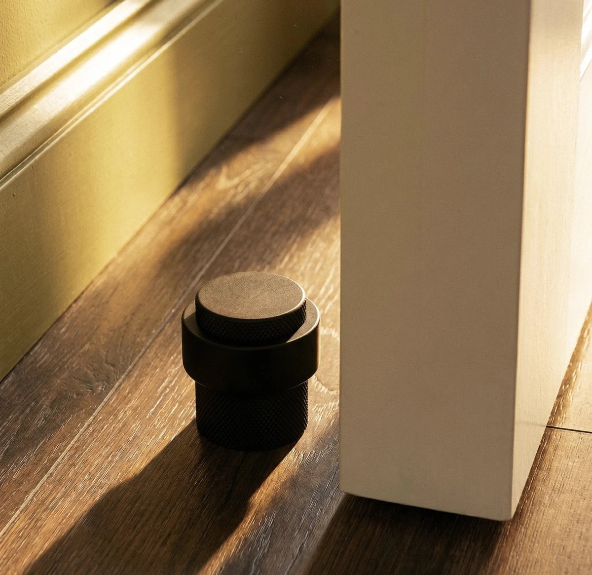 Nelvora minimalistischer Türstopper aus Messing für den Boden
