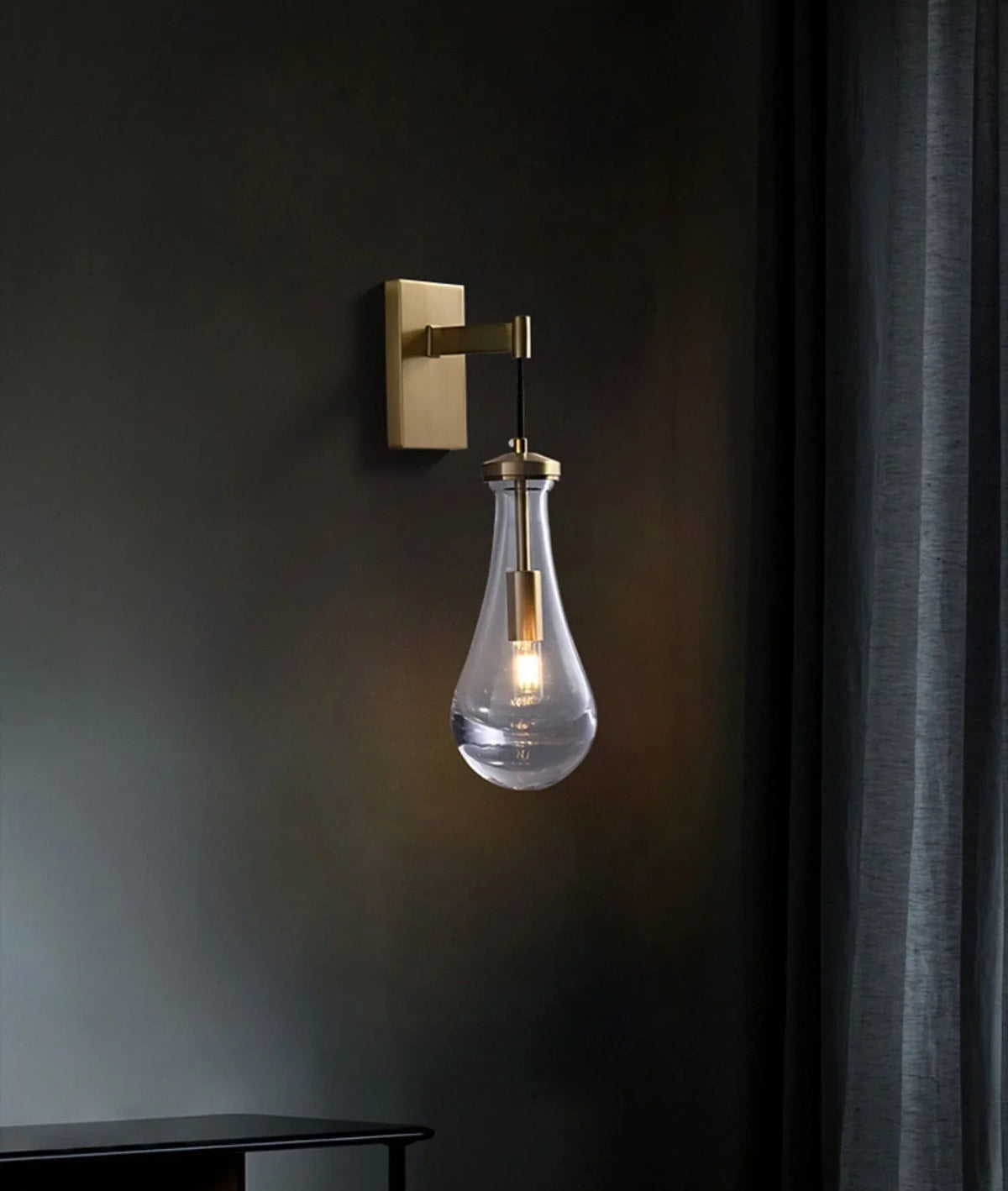 Tropfenförmige Glas-Wandleuchte