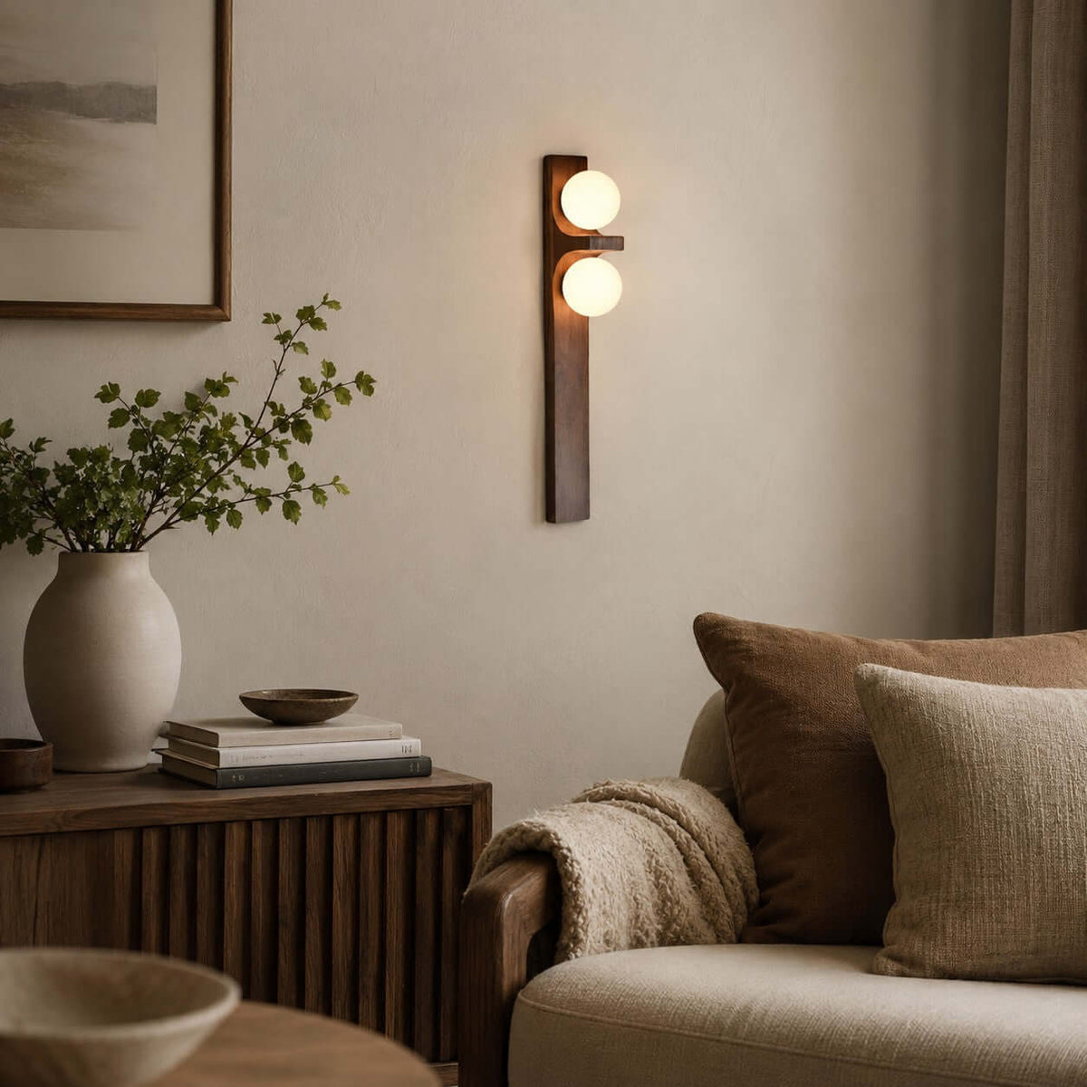 Wandlampe aus Holz mit zwei Kugeln