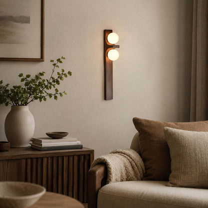 Wandlampe aus Holz mit zwei Kugeln