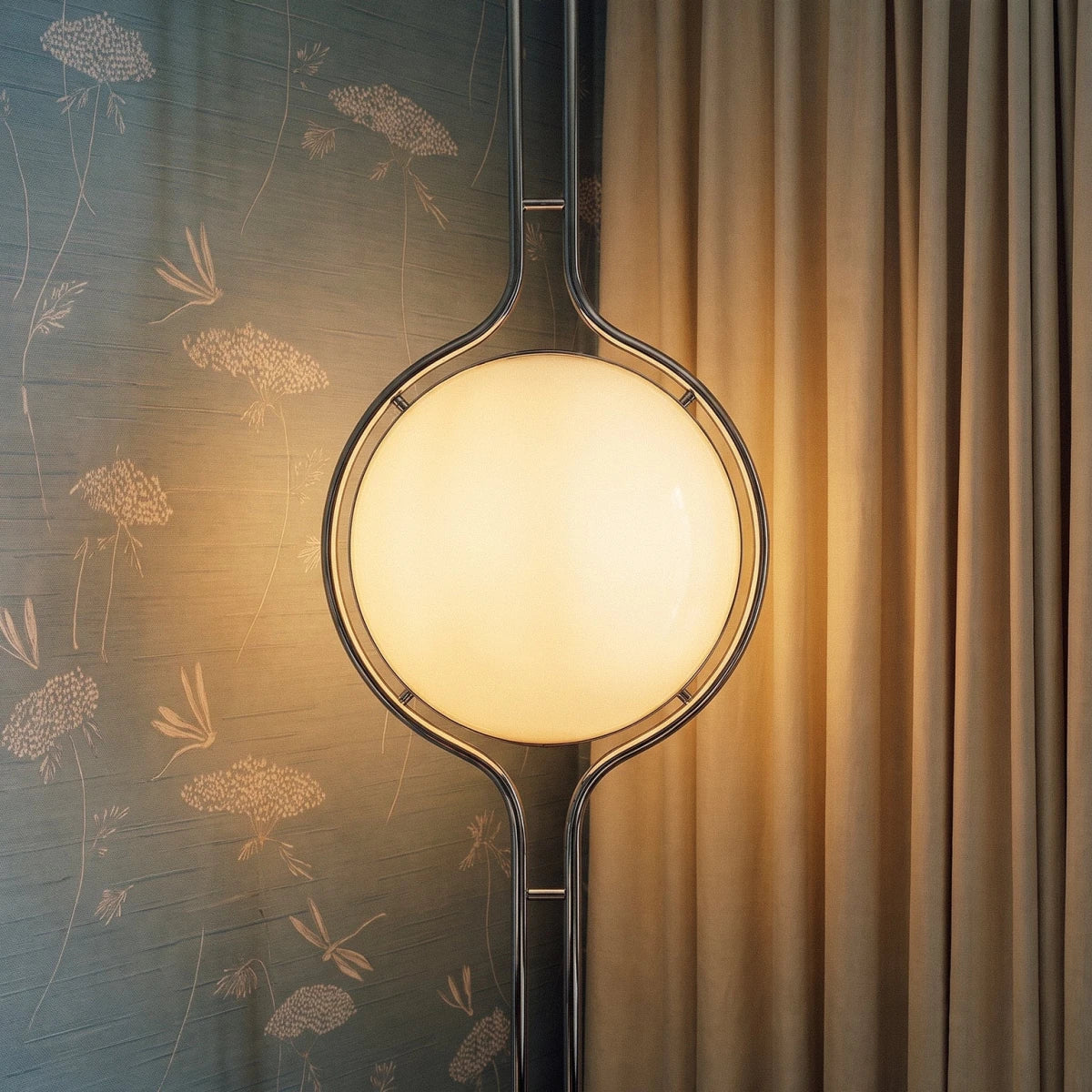 Pelvaro Mid-Century-Metalllampe vom Boden bis zur Decke