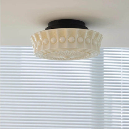 Deckenleuchte aus geriffeltem Milchglas