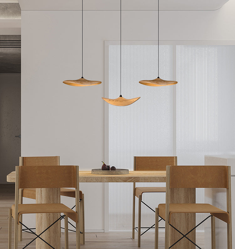 Wellenförmige Pendelleuchte aus Holz mit Blattmotiv