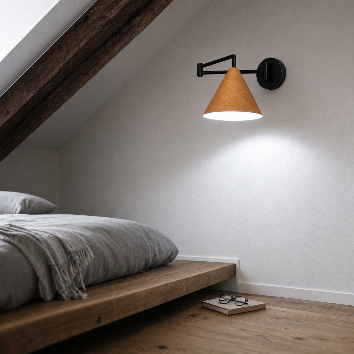 Linnoro skandinavische Wandleuchte mit Holzoptik und Schwenkarm