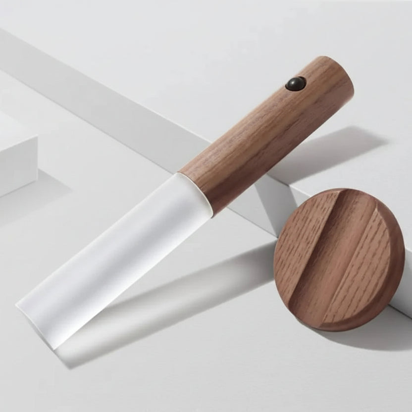 Minimalistische Wandleuchte aus Holz von Oakmira mit Bewegungsmelder