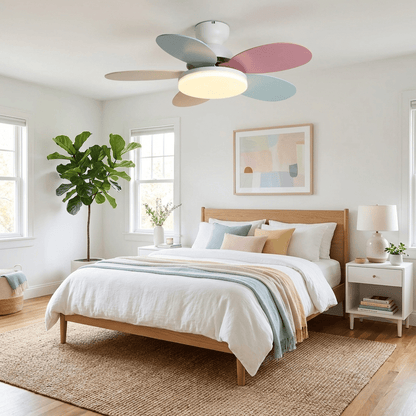 Deckenventilator mit blütenförmigen Holzflügeln