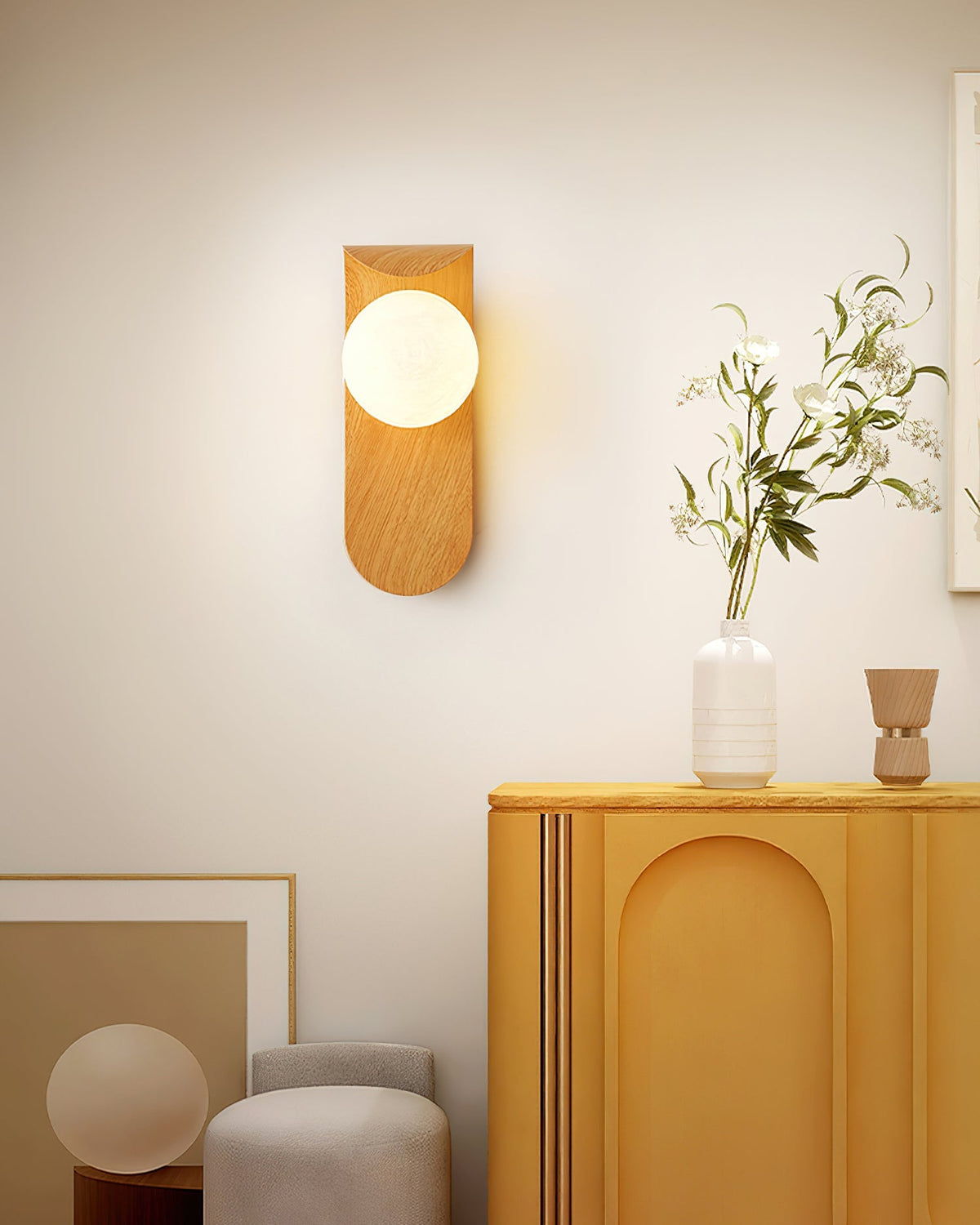 Minimalistische Velmara-Holz-Wandleuchte in Globusform