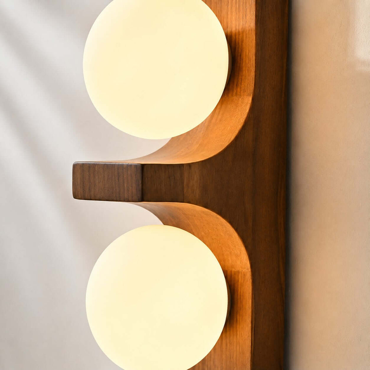 Wandlampe aus Holz mit zwei Kugeln