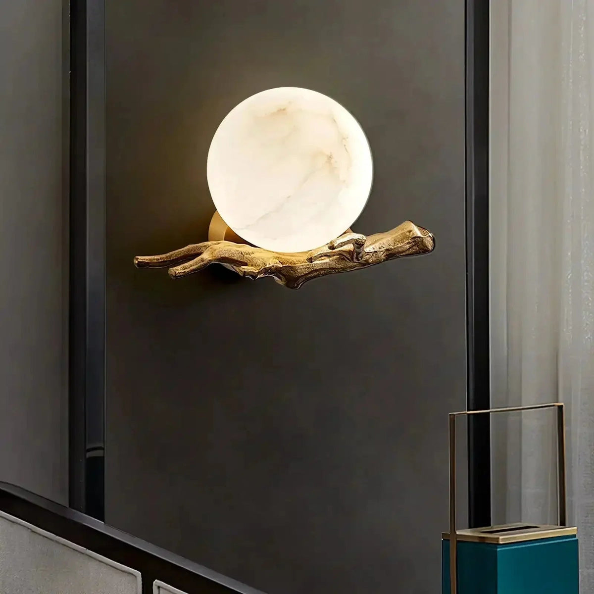 Wandleuchte mit Messingarm und Alabasterglas