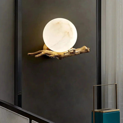 Wandleuchte mit Messingarm und Alabasterglas