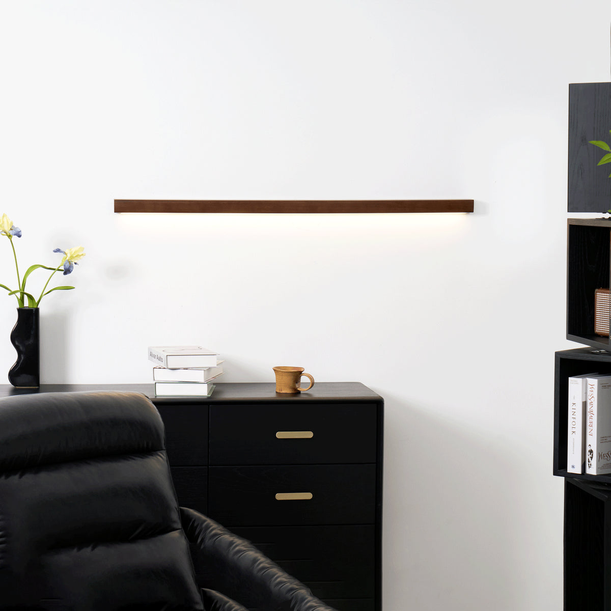 Schlanke lineare Wandleuchte aus Holz