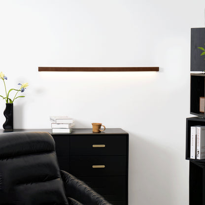 Schlanke lineare Wandleuchte aus Holz