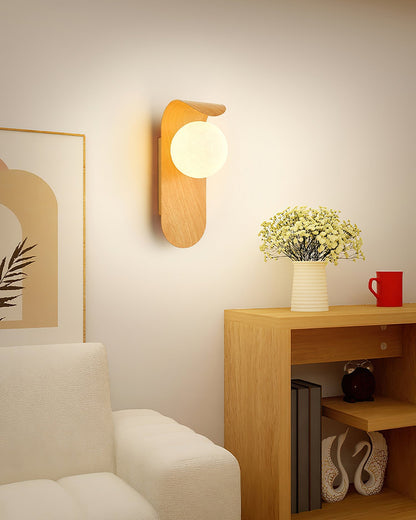 Minimalistische Velmara-Holz-Wandleuchte in Globusform